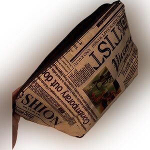 ☀️ 🔴 ⭐️ 🚩Vintage newspaper pouch/ purse small call outs metal piece